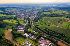 Vue aérienne de Vue du village sur le Katzbach depuis l'est à le quartier Zeutern in Ubstadt-Weiher dans le département Bade-Wurtemberg, Allemagne