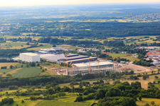 Vue aérienne de Zone industrielle Industriestraße avec Winkels Getränke Logistik GmbH Östringen et chantier de construction pour Bader Versand Zentrum Östringen à Östringen dans le département Bade-Wurtemberg, Allemagne