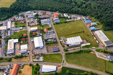 Vue aérienne de Zone commerciale Friedrich-Ebert-Straße avec GAA, Kolb Energieservice, facturation des frais de chauffage et d'exploitation et session pro GmbH à Östringen dans le département Bade-Wurtemberg, Allemagne
