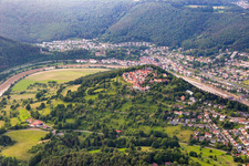 Vue aérienne de Ruines et vestiges des murs de l'ancien château et forteresse Dilsberg à le quartier Dilsberg in Neckargemünd dans le département Bade-Wurtemberg, Allemagne
