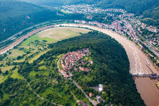 Vue aérienne de Ruines et vestiges des murs de l'ancien château et forteresse Dilsberg à le quartier Dilsberg in Neckargemünd dans le département Bade-Wurtemberg, Allemagne