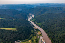 Vue aérienne de Parcours de la B45 au bord du Neckar à Neckarsteinach dans le département Hesse, Allemagne