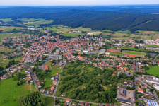 Vue aérienne de BECHTOLD & SOHN GmbH & Co. KG et école primaire à Stried à le quartier Beerfelden in Oberzent dans le département Hesse, Allemagne