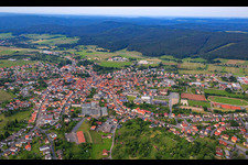 Vue aérienne de Vue de la ville avec WEBA Schulausstattung GmbH et Edelmann Printing Machines depuis le sud à le quartier Beerfelden in Oberzent dans le département Hesse, Allemagne