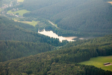 Vue aérienne de Marbach, réservoir de Marbach à le quartier Hetzbach in Oberzent dans le département Hesse, Allemagne