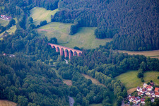 Vue aérienne de Viaduc Himbächel en grès rouge de la structure du pont ferroviaire dans le quartier Ebersberg d'Erbach à le quartier Hetzbach in Oberzent dans le département Hesse, Allemagne