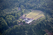Vue aérienne de Complexe de bâtiments du monastère franciscain d'Engelberg à Großheubach dans le département Bavière, Allemagne