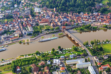 Vue aérienne de Place de parking pour camping-cars Miltenberg et camping "MainCamping" Miltenberg sur les rives du Main et du pont principal vers la vieille ville de Miltenberg à Miltenberg dans le département Bavière, Allemagne