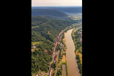 Vue aérienne de Vue de la ville sur les rives du Main depuis le sud-ouest à le quartier Hofthiergarten in Stadtprozelten dans le département Bavière, Allemagne