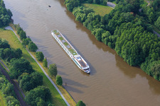 Vue aérienne de Navire à passagers pour croisières fluviales sur le Main à le quartier Grünenwört in Wertheim dans le département Bade-Wurtemberg, Allemagne