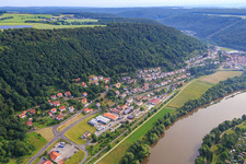Vue aérienne de Vue du village sur les rives du Main à Hasloch dans le département Bavière, Allemagne