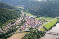 Vue aérienne de Les rives du Main à Hasloch dans le département Bavière, Allemagne