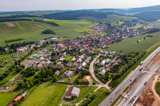 Vue aérienne de Village - vue derrière l'autoroute A3 en bordure de champs agricoles et de terres agricoles à le quartier Dertingen in Wertheim dans le département Bade-Wurtemberg, Allemagne