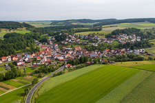 Vue aérienne de Du sud à le quartier Wüstenzell in Holzkirchen dans le département Bavière, Allemagne