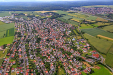 Vue aérienne de Vue de la ville depuis l'ouest à Eisingen dans le département Bavière, Allemagne