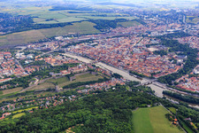 Vue aérienne de Forteresse de Marienberg au-dessus du Main depuis le sud-ouest à le quartier Altstadt in Würzburg dans le département Bavière, Allemagne