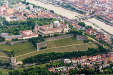 Vue aérienne de Forteresse de Marienberg au-dessus du Main à le quartier Altstadt in Würzburg dans le département Bavière, Allemagne