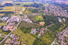 Vue aérienne de Jardins familiaux de la Zeppelinstraße, résidence étudiante Am Hubland, Institut de pharmacie et de chimie alimentaire ainsi que les résidences pour personnes âgées du quartier Würzburg à le quartier Frauenland in Würzburg dans le département Bavière, Allemagne