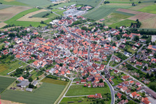 Vue aérienne de Champs agricoles et terres agricoles à Großbardorf dans le département Bavière, Allemagne