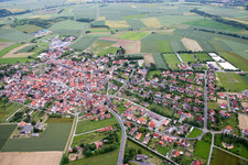 Vue aérienne de Champs agricoles et terres agricoles à Großbardorf dans le département Bavière, Allemagne