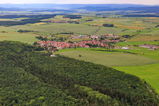 Vue aérienne de Vue du village depuis le sud-est à le quartier Behrungen in Grabfeld dans le département Thuringe, Allemagne