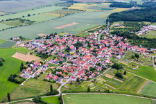 Vue aérienne de Vue sur le village à le quartier Wolfmannshausen in Grabfeld dans le département Thuringe, Allemagne
