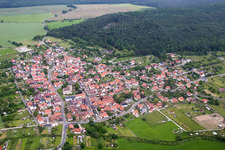 Vue aérienne de Vue des rues et des maisons dans les quartiers résidentiels à le quartier Queienfeld in Grabfeld dans le département Thuringe, Allemagne