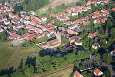 Vue aérienne de Saint-Ulrich à le quartier Altenstadt in Wissembourg dans le département Bas Rhin, France