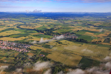 Vue aérienne de Vue du village d'Otterbach depuis le sud à le quartier Kleinsteinfeld in Niederotterbach dans le département Rhénanie-Palatinat, Allemagne