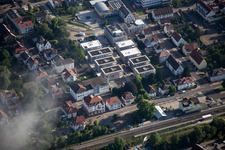 Chantiers de construction d'ensembles immobiliers pour la nouvelle construction d'un quartier urbain « Au centre-ville » à Kandel dans le département Rhénanie-Palatinat, Allemagne vue d'en haut