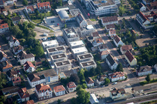 Chantiers de construction d'ensembles immobiliers pour la nouvelle construction d'un quartier urbain « Au centre-ville » à Kandel dans le département Rhénanie-Palatinat, Allemagne depuis l'avion