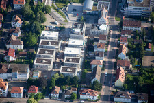 Au centre-ville" Nouveau bâtiment de RiBa GmbH entre Bismarck- et Gartenstr. à Kandel dans le département Rhénanie-Palatinat, Allemagne vu d'un drone