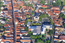 Vue aérienne de Hôtel de ville et école primaire sur la place du marché depuis l'est à Kandel dans le département Rhénanie-Palatinat, Allemagne