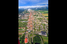 Vue aérienne de Rheinstr (B427) depuis l'est à Kandel dans le département Rhénanie-Palatinat, Allemagne
