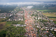 Vue aérienne de Vue sur les rues du long Rhin, principales et de la Sarre à travers Kandel à Kandel dans le département Rhénanie-Palatinat, Allemagne