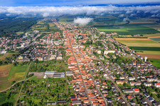 Vue oblique de Rheinstr (B427) depuis l'est à Kandel dans le département Rhénanie-Palatinat, Allemagne
