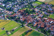 Vue aérienne de Rue principale à Herxheimweyher dans le département Rhénanie-Palatinat, Allemagne