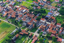 Vue aérienne de Rue principale à Herxheimweyher dans le département Rhénanie-Palatinat, Allemagne