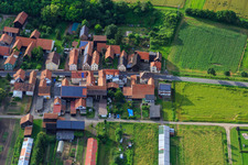 Rue principale à Herxheimweyher dans le département Rhénanie-Palatinat, Allemagne d'en haut