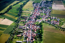 Vue aérienne de Champs agricoles et surfaces utilisables à Herxheimweyher dans le département Rhénanie-Palatinat, Allemagne