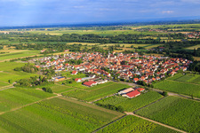 Vue aérienne de Vue du village depuis le nord-ouest à Venningen dans le département Rhénanie-Palatinat, Allemagne