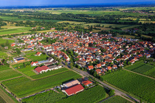 Vue aérienne de Vue d'ensemble du village depuis le nord-ouest à Venningen dans le département Rhénanie-Palatinat, Allemagne