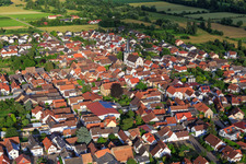 Vue aérienne de Mühlstraße et l'église catholique Saint-Georges à Venningen dans le département Rhénanie-Palatinat, Allemagne