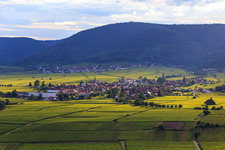Vue aérienne de Vue de la ville depuis l'est à le quartier Rhodt in Rhodt unter Rietburg dans le département Rhénanie-Palatinat, Allemagne