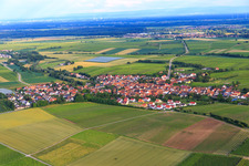 Vue aérienne de Vue d'ensemble du village depuis le nord-ouest avec la nouvelle zone de développement Am Apfelgarten à Impflingen dans le département Rhénanie-Palatinat, Allemagne