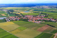 Vue aérienne de Vue d'ensemble du village depuis le nord-ouest avec la nouvelle zone de développement Am Apfelgarten à Impflingen dans le département Rhénanie-Palatinat, Allemagne