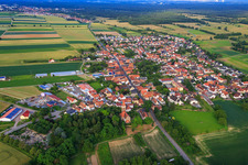 Vue aérienne de Église protestante et catholique à Minfeld dans le département Rhénanie-Palatinat, Allemagne