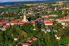 Vue aérienne de Église paroissiale de l'Assomption de Marie à le quartier Zanklau in Landau an der Isar dans le département Bavière, Allemagne