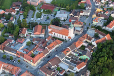 Vue aérienne de Église paroissiale Sainte-Marie dans le centre historique à le quartier Zanklau in Landau an der Isar dans le département Bavière, Allemagne
