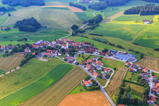 Vue aérienne de Vue du village depuis le nord-ouest à le quartier Zell in Falkenberg dans le département Bavière, Allemagne